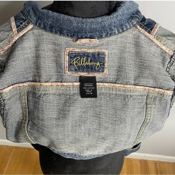Billabong Woman's Cropped Jean Jacket: Size Medium. - Picture 5 of 7
